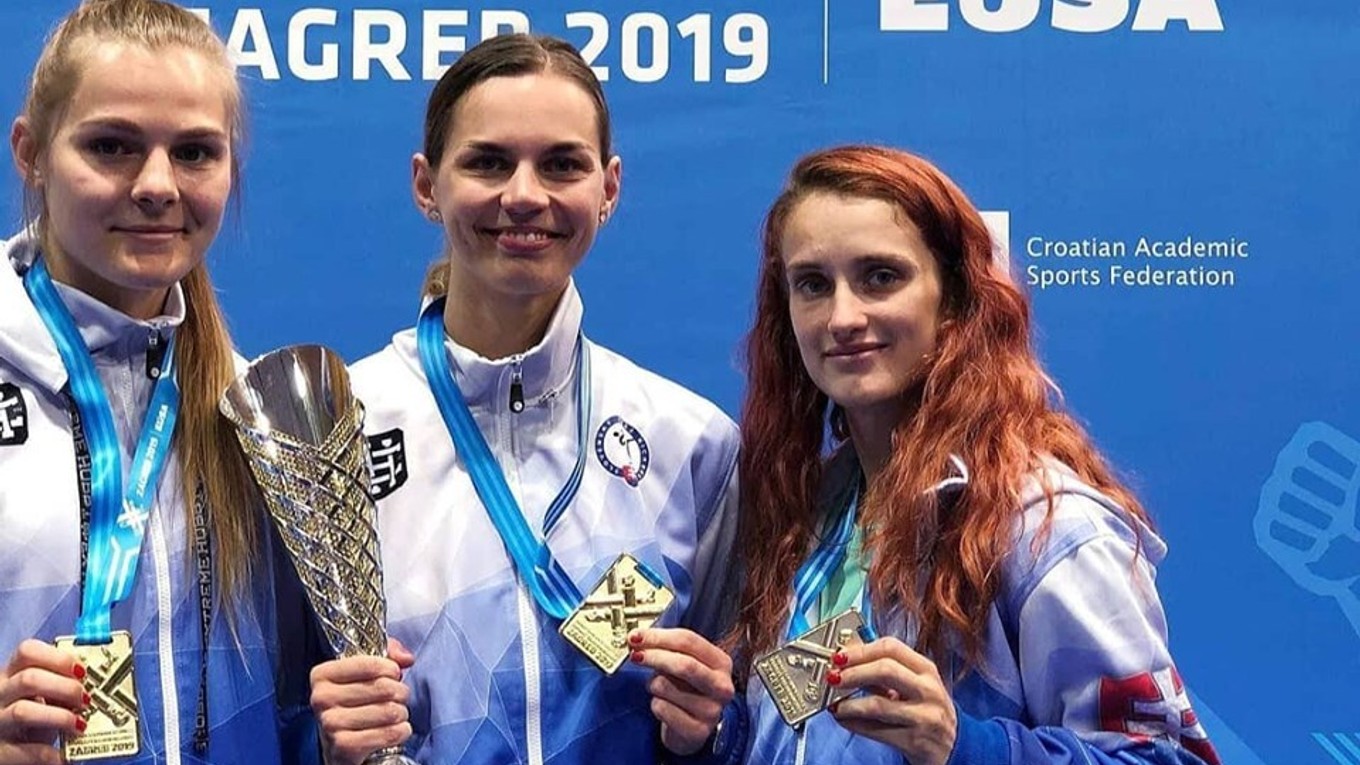 Slovenské reprezenatnky so zlatými medailami. Zľava: Alexandra Filipová, Lucia Cmárová, Monika Chochlíková.