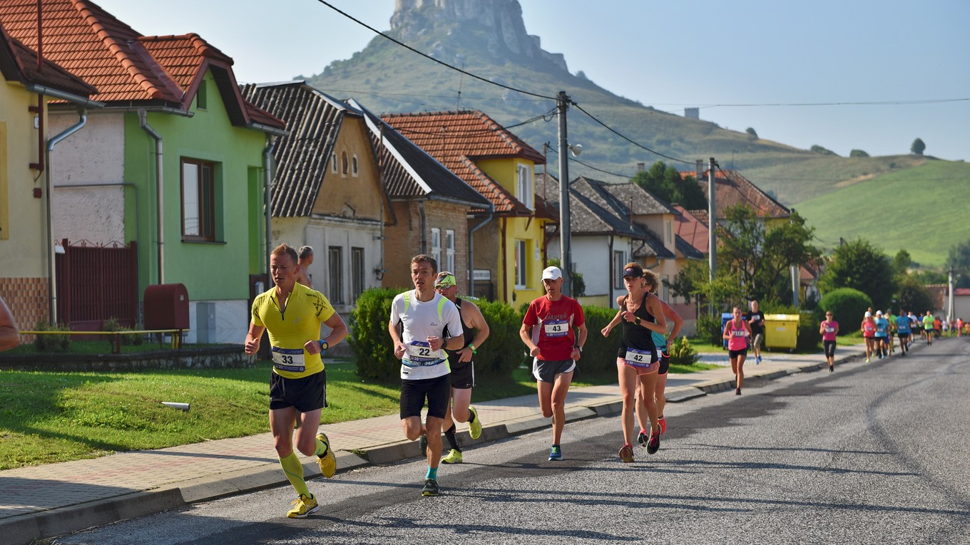 Dvadsať mierových kilometrov okolo Spišského hradu, bežci na trati. 