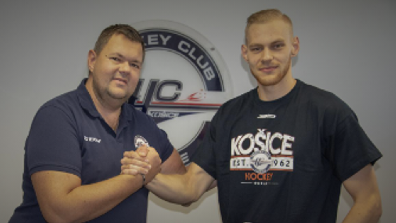 Hokejistov HC Košice posilnil obranca Vojtech Zeleňák.