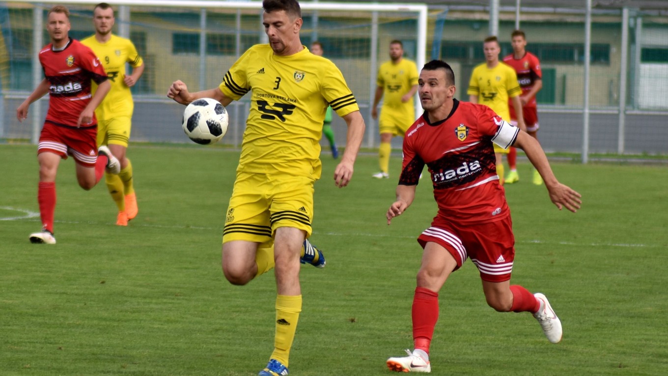 Nováčik z Kalše si v tretej lige zatiaľ počína výborne. Gólovo ju ťahá aj Štefan Majerník (s loptou).