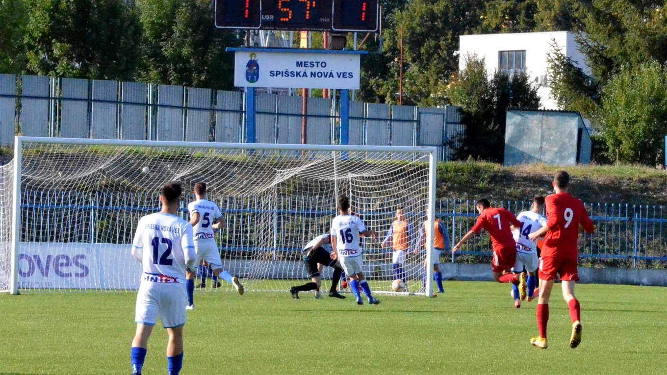 Stropkovčan Kristián Pál (vpravo s č. 7) práve strieľa rozhodujúci gól súboja na Spiši.