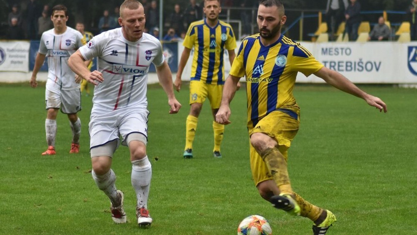 Futbalisti Trebišova zabojujú o prvé druholigové víťazstvo v tejto sezóne proti Skalici.