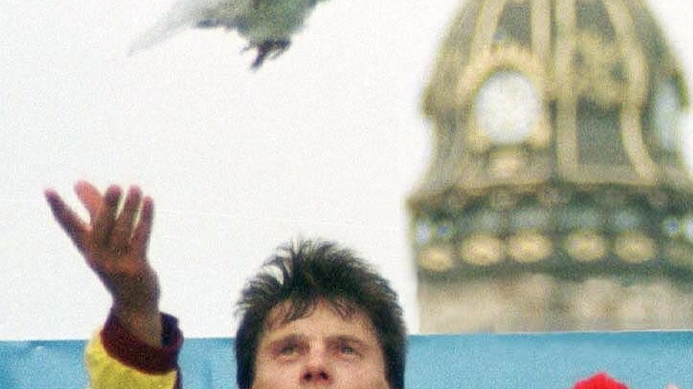 Róbert Štefko vypúšťa holubicu po prvenstve na MMM 1999.