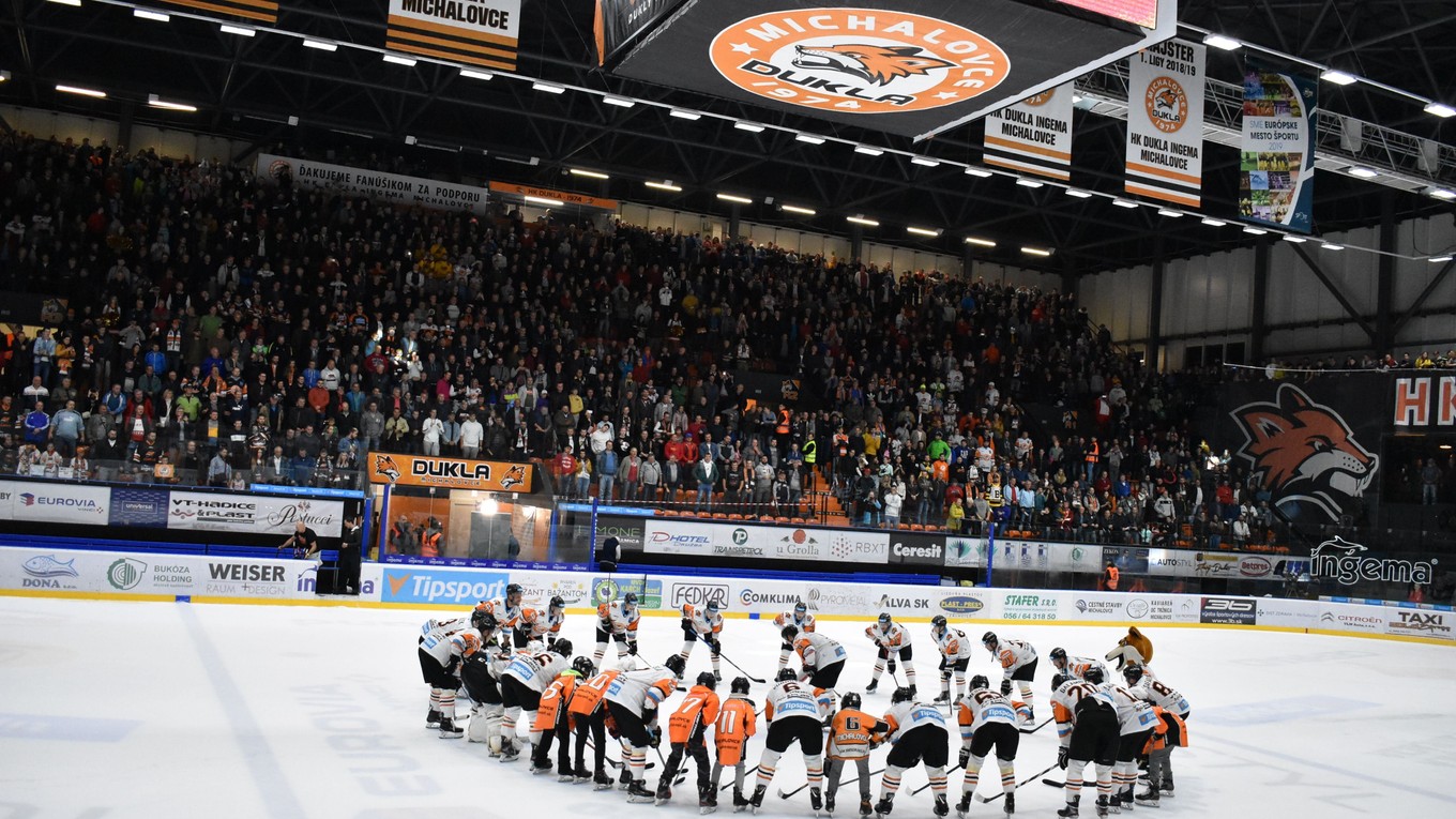 Michalovskí hokejisti oslavujú spoločne s fanúšikmi víťazstvo nad bratislavským Slovanom.