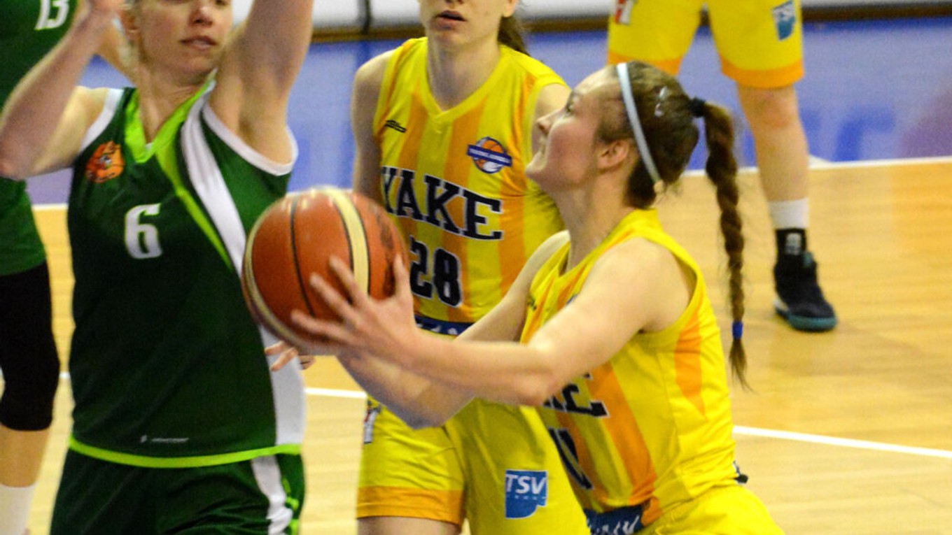 Vlani Košičanky v boji o bronz na Šamorín nestačili. Cez víkend si s nimi poradili na ich palubovke aj vďaka 15 bodom M. Balážovej (s loptou).