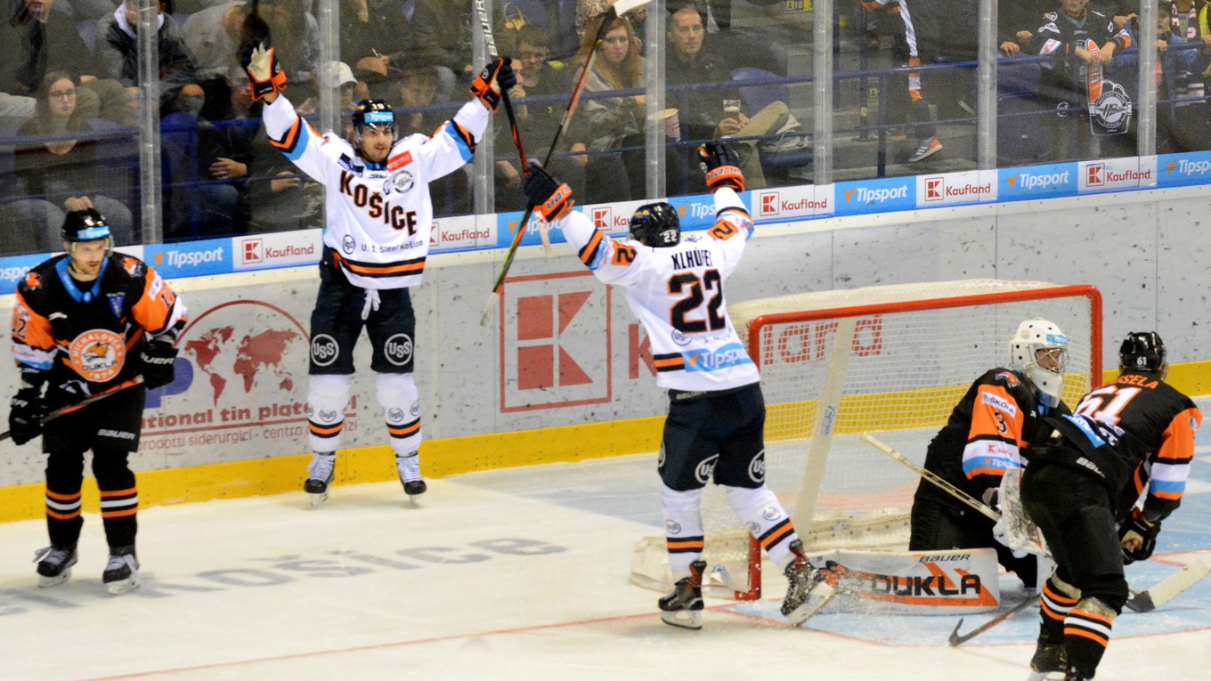 Radosť hokejistov HC Košice, ktorí v zaplnenej Steel Aréne zdolali Michalovce 3:0.