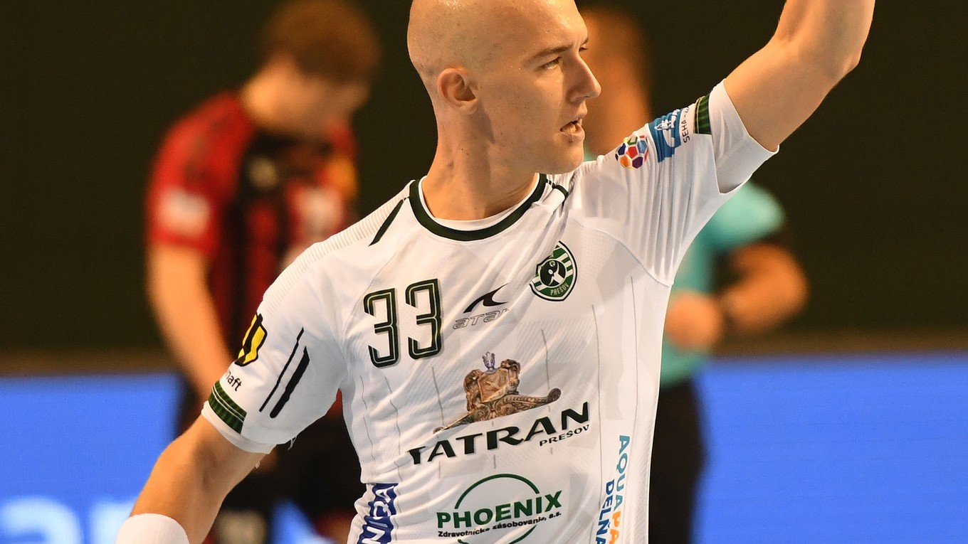 Dávid Michalka vyrukoval na zápas s Vardarom s novou frizúrou.