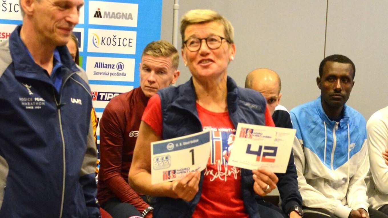 Legendárna nórska bežkyňa Ingrid Kristiansenová so svojím štartovým číslom na tohtoročnom MMM.