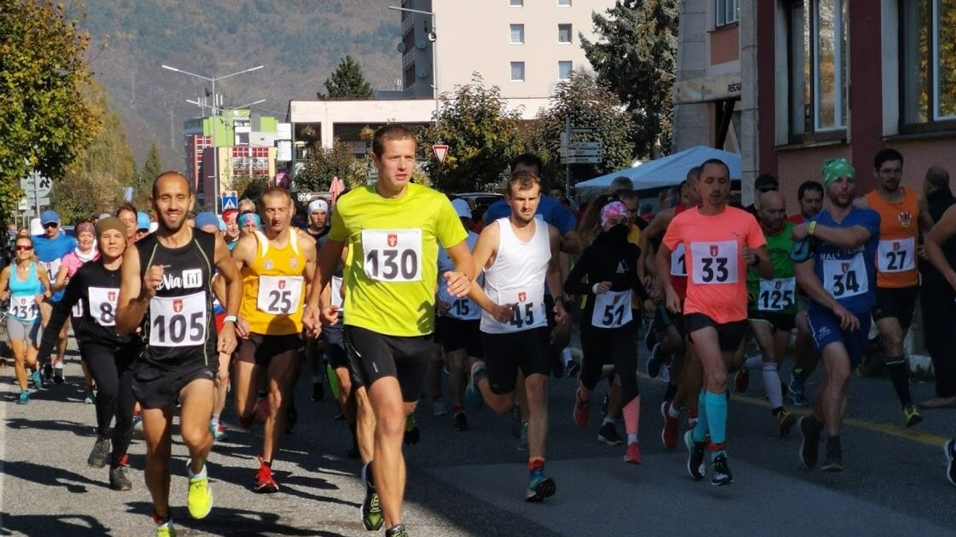 Štart hlavného behu 54. ročníka Behu ulicami Krompách. Vľavo s číslom 105 víťaz Kornel Biringer z Levoče. 