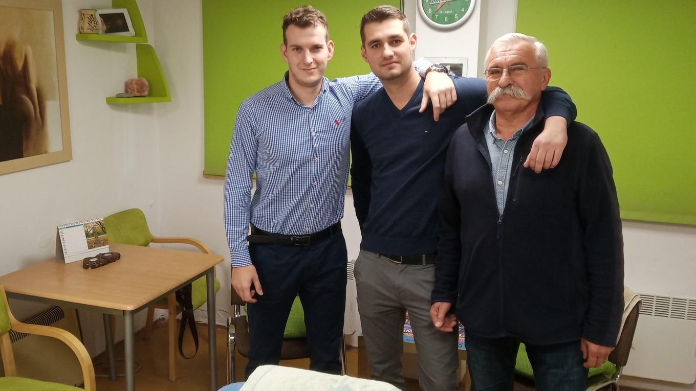 Nový fyzioterapeut Košice Crows Lukáš Frolo (vľavo), prezident klubu Filip Fabišík (v strede) a masér Jozef Majný.