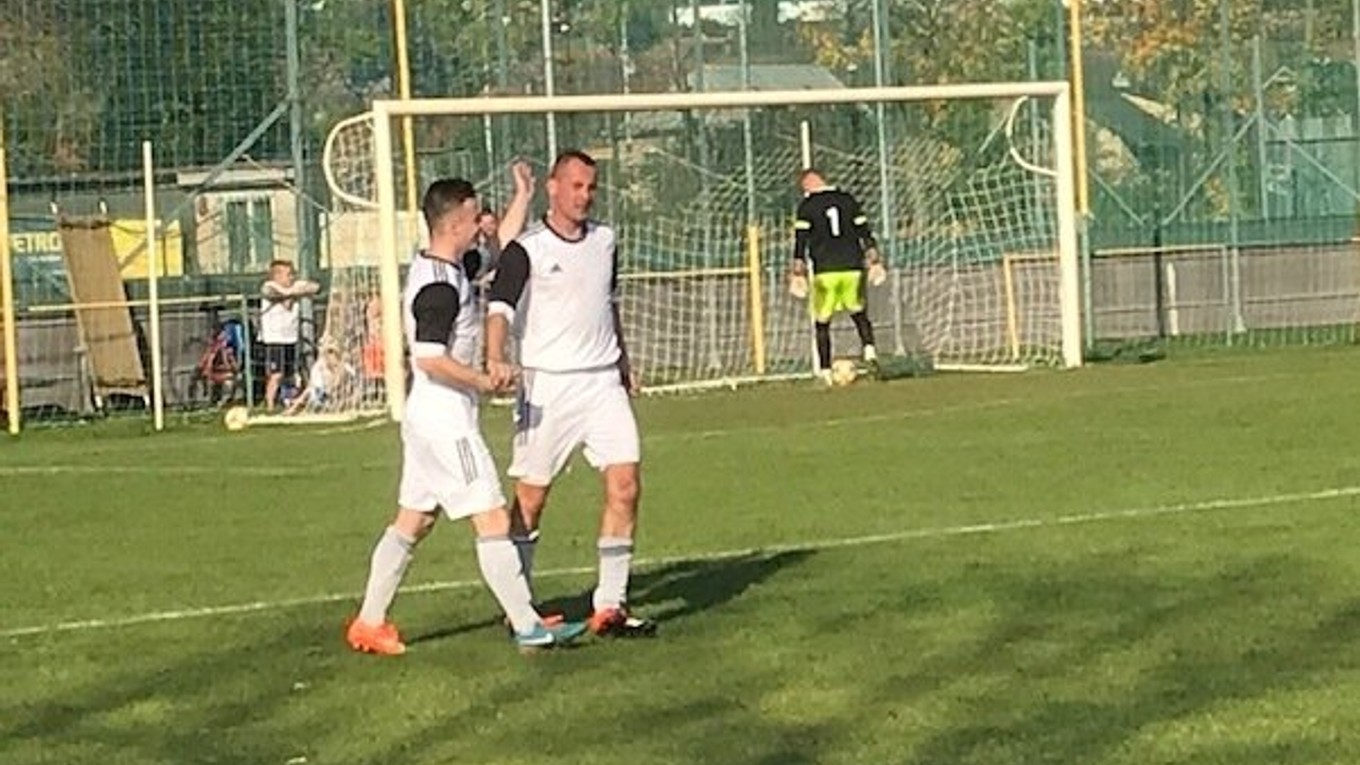 Roman Jurko (vpravo) prijíma gratuláciu spoluhráča po štvrtom  góle do siete Cejkova.