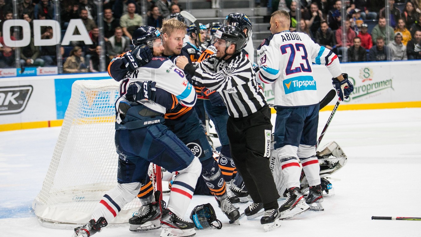 Roztržka medzi hráčmi počas hokejového zápasu 14. kola základnej časti Tipsport ligy 2019/2020 medzi HC Slovan Bratislava - HC Košice.