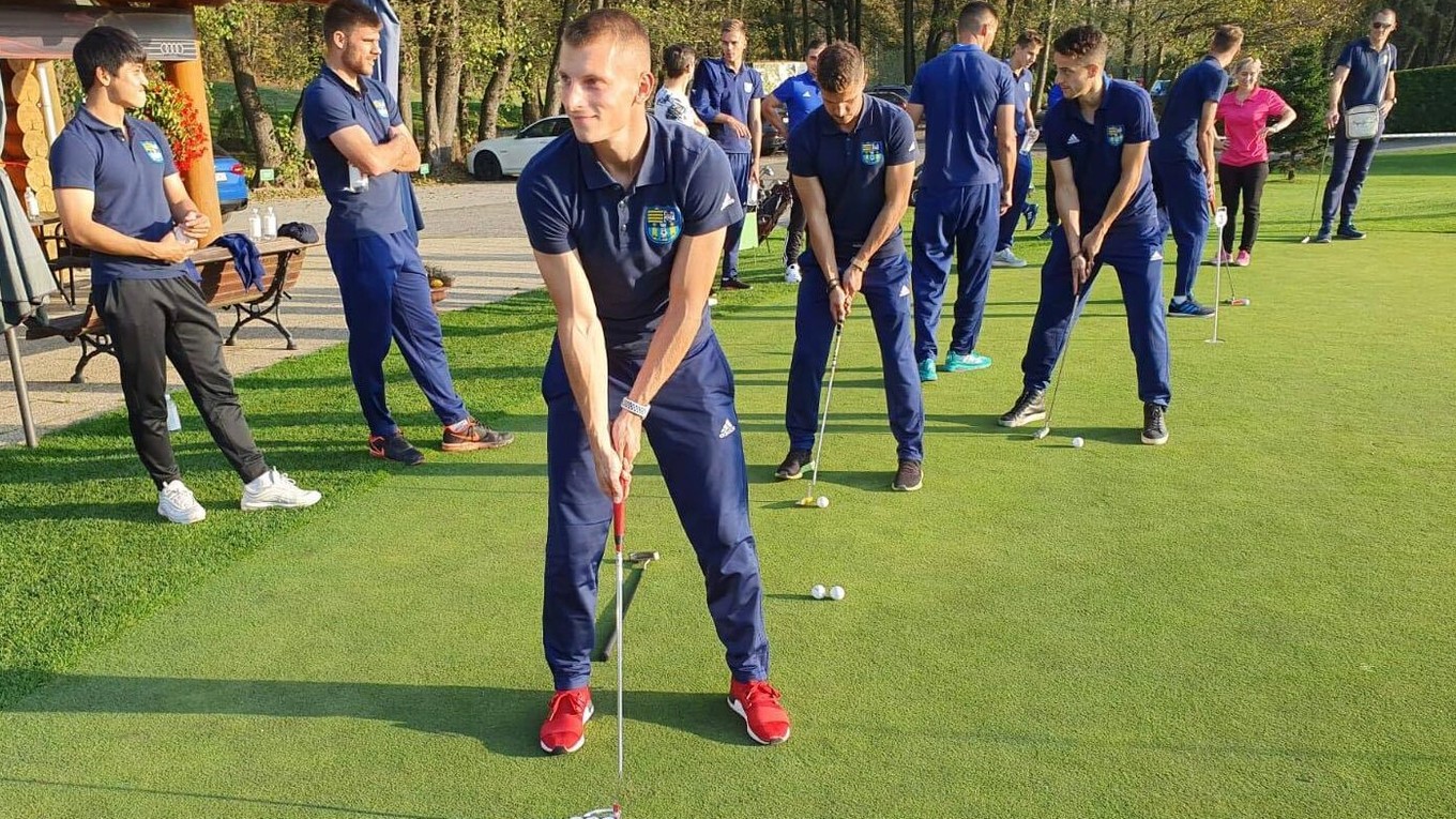 Futbalisti FC Košice pilovali v týždni aj svoje golfové umenie.