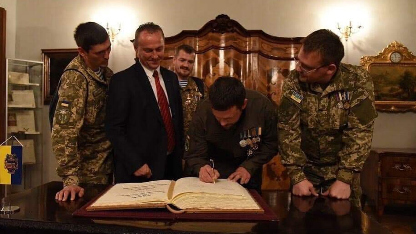 Dmitro Fesenko pri podpise do pamätnej kroniky významných hostí Košíc. Vedľa neho ambasádor MMM pre Ukrajinu Eduard Buraš. 