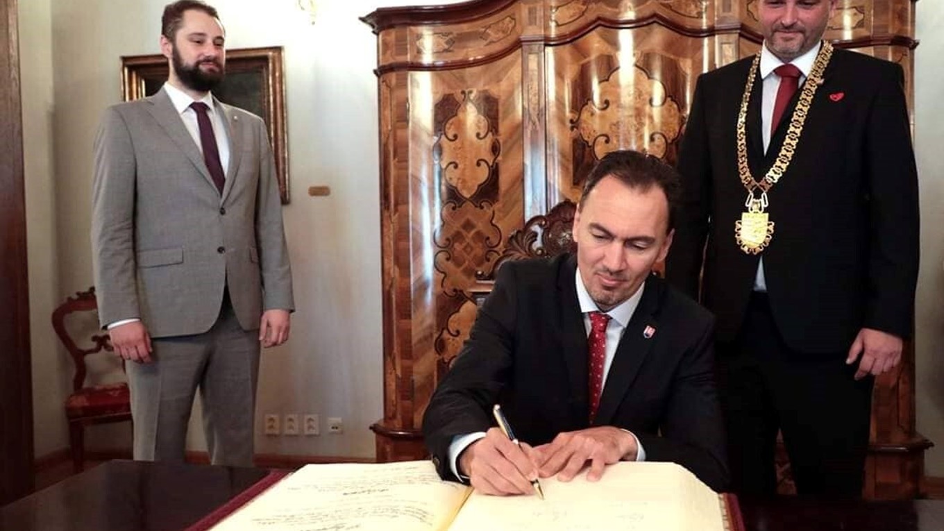 Memorandum prišiel do Košíc podpísať prezident Slovenského zväzu ľadového hokeja (SZĽH) Miroslav Šatan. 