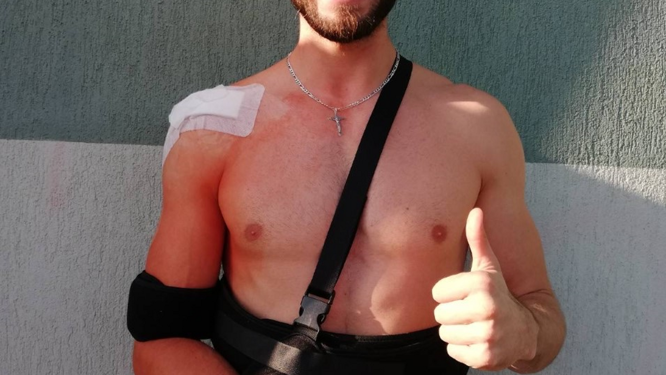 Dominik Krok sa s novou „výbavou“ usmieval cez bolesť. 