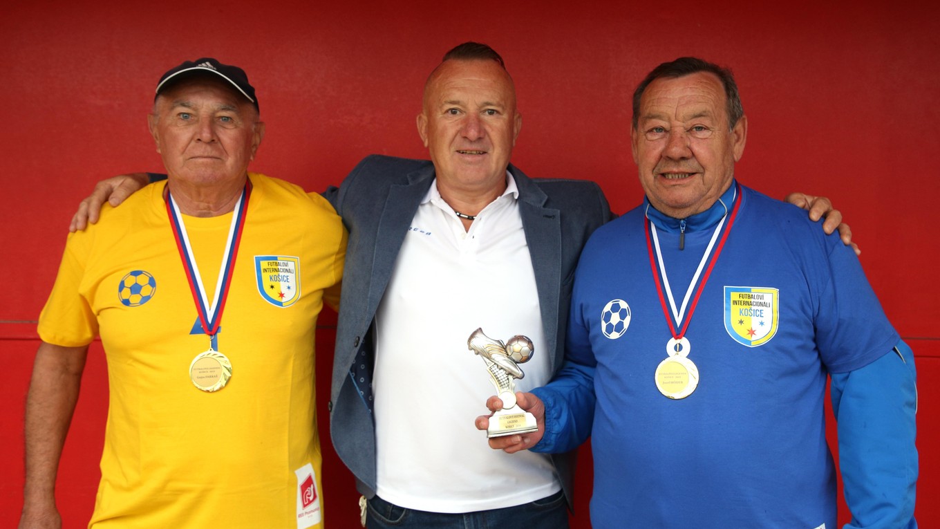 Zakladateľ medzinárodného futbalového turnaja Festival futbalových legiend a predseda jeho organizačného výboru Štefan Stolár pri odovzdávaní pamätných medailí a dresov „Košická futbalová legenda“ Jozefovi Móderovi a Gejzovi Farkašovi.