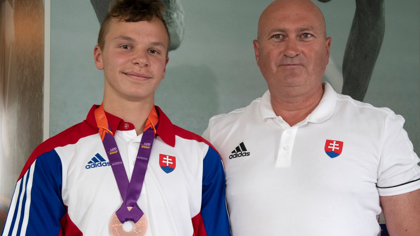 Matej Baluch s bronzom z juniorských ME. Vpravo jeho tréner Edmund Kováč.