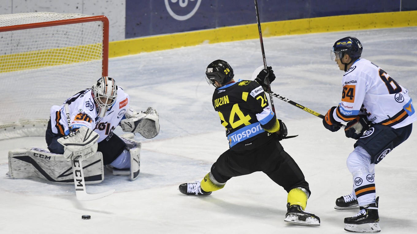 Brankár S. Škorvánek (vľavo) v Detve podržal svoj tím.