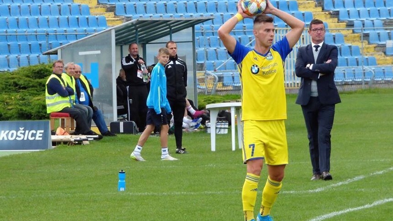 Košický tréner Marek Fabuľa (vpravo vzadu) si pochvaľuje, že výkony mužstva mali na jeseň stúpajúcu tendenciu.