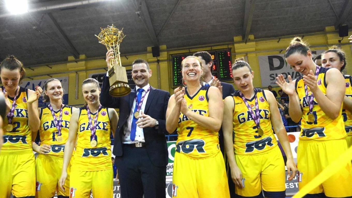 Tréner P. Jankovič (v strede) zažil v Good Angels najúspešnejšie časy.