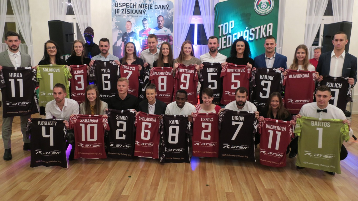 Spoločná fotografia najlepších futbalistov a futbalistiek na východe Slovenska za rok 2019.