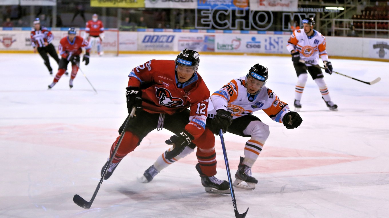 Zľava v popredí: Gilbert Gabor HC '05 iClinic Banská Bystrica a Samuel Chalupa z HK Dukla Ingema Michalovce.