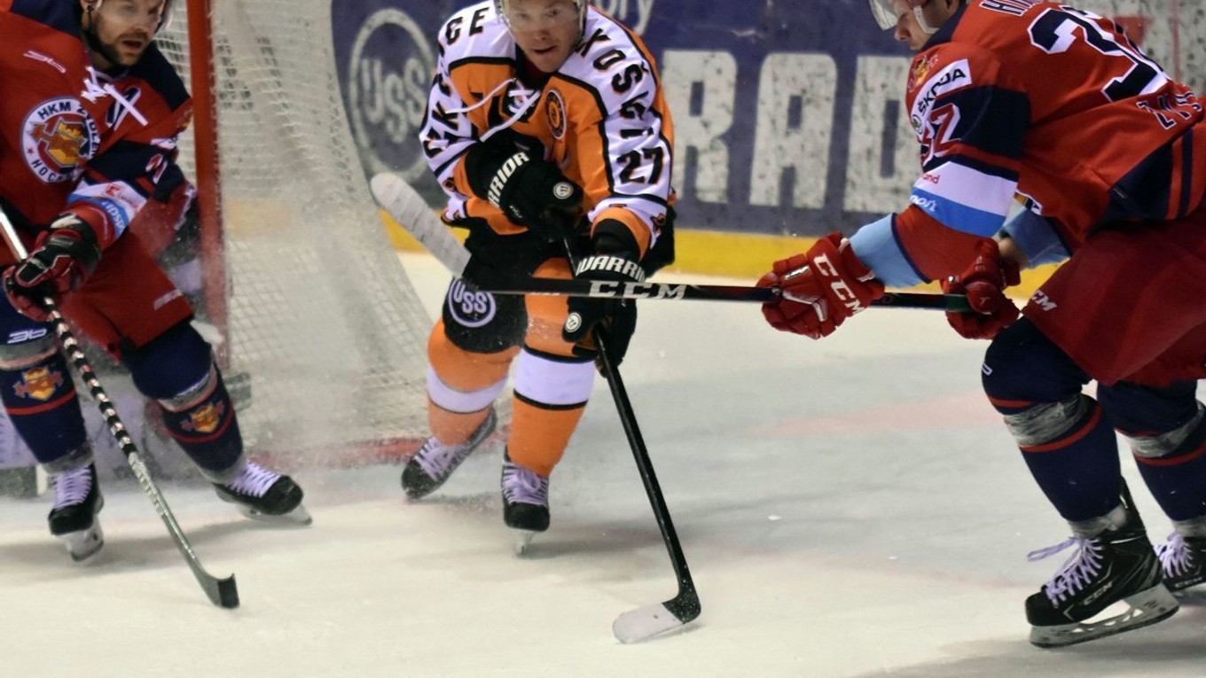 Vlani si v retro dresoch ešte zahral aj L. Nagy (v strede).