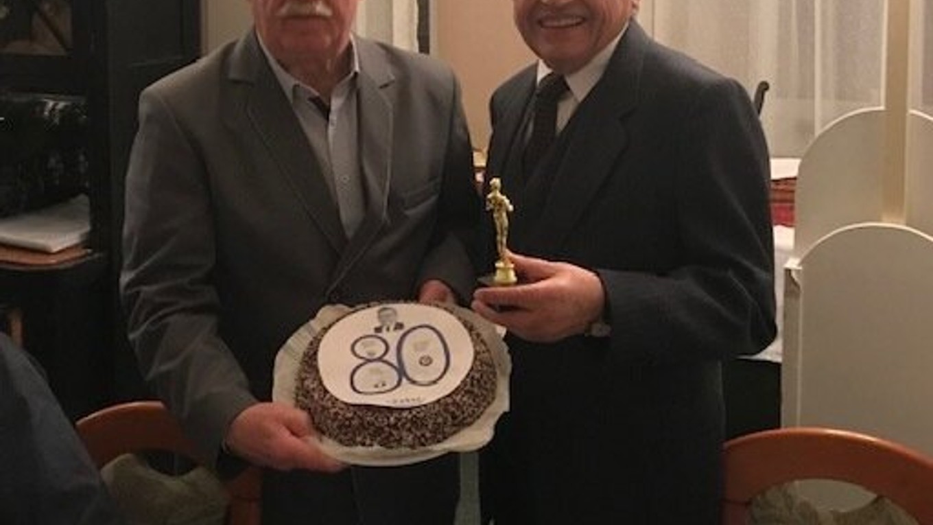 Eugenovi Magdovi (vpravo) k osemdesiatinám za Internacionálov VSS zablahoželal František Králka.