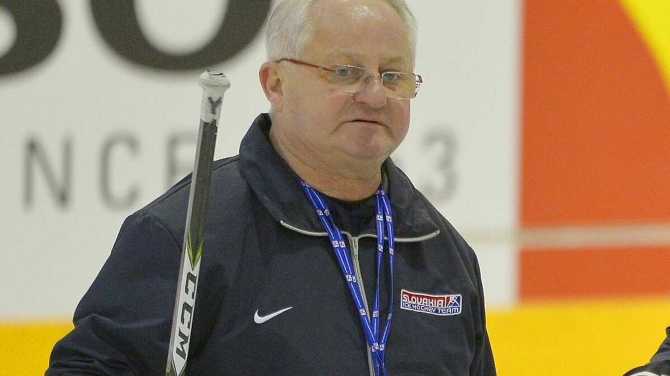 Bývalý tréner slovenskej hokejovej reprezentácie Július Šupler bol zaradený medzi legendy popradského hokeja.