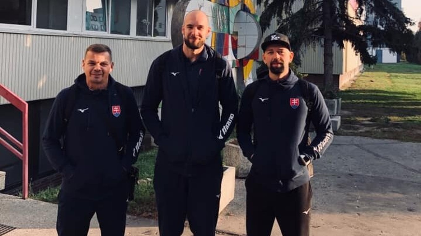 Hádzanári Košice Crows v reprezentácii. Zľava asistent trénera R. Antl, P. Hruščák a T. Urban.