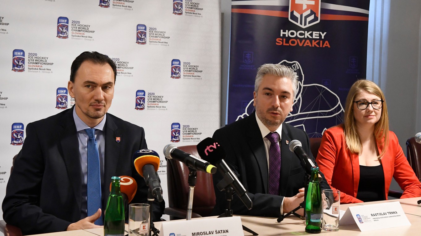 Vľavo prezident Slovenského zväzu ľadového hokeja Miroslav Šatan, uprostred predseda Košického samosprávneho kraja Rastislav Trnka a vpravo riaditeľka Organizačného výboru MS18 Aneta Büdi.