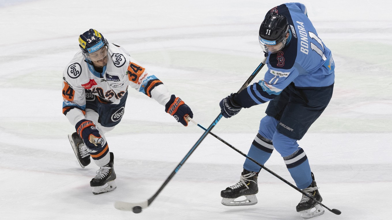 Žiga Pavlin (vľavo) podpísal v Košiciach zmluvu.