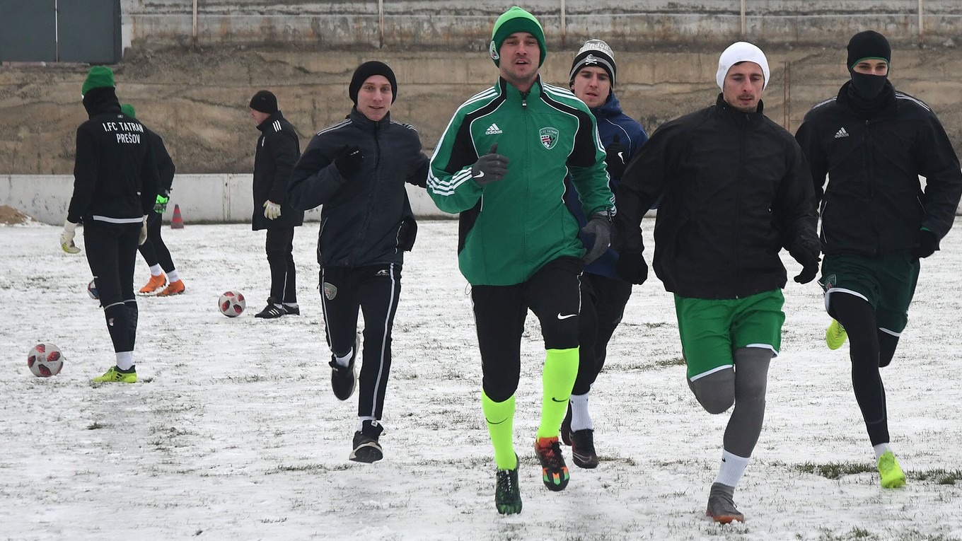 Prešovskí futbalisti zaberali v stredu na ploche hlavného štadióna.