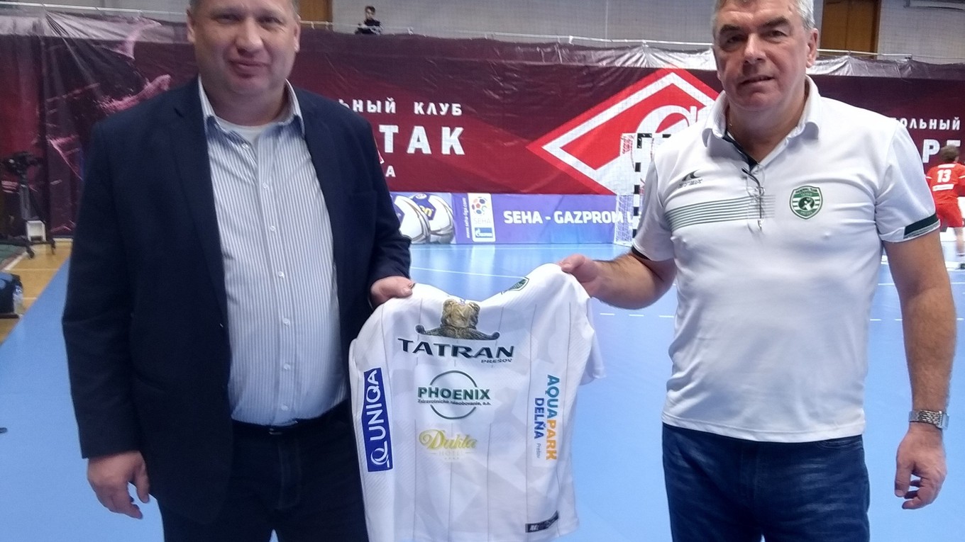 Dres Tatrana veľvyslancovi P. Priputenovi (vľavo) odovzdal M. Chmeliar.