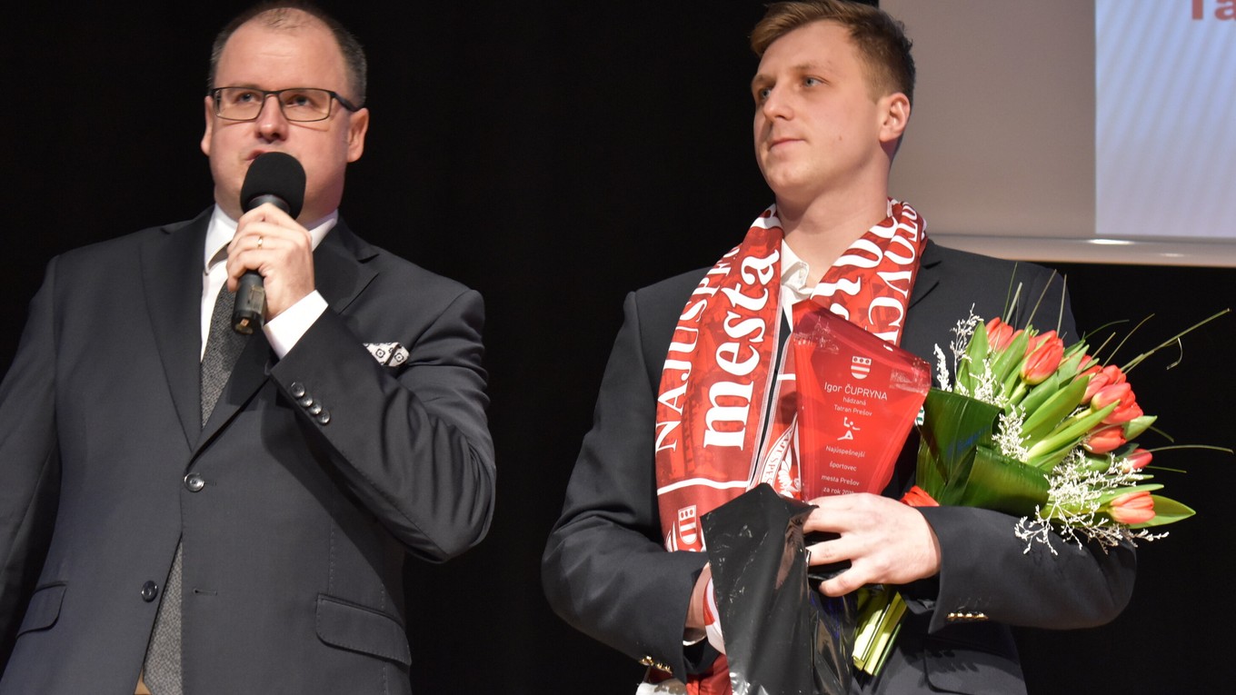 Moderátor Marcel Merčiak a víťaz Igor Čupryna.