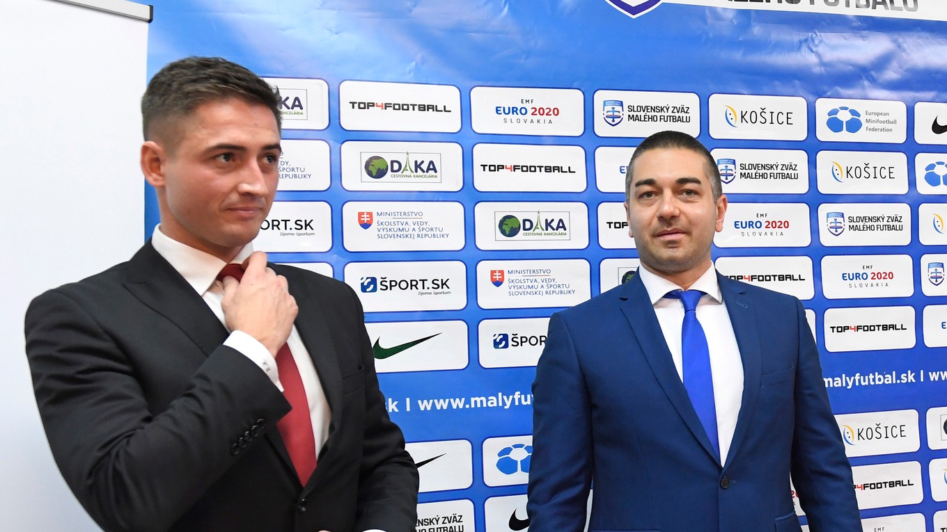 Zľava prezident Slovenského zväzu malého futbalu Peter Králik a prezident Európskej federácie malého futbalu Borislav Aleksandrov.