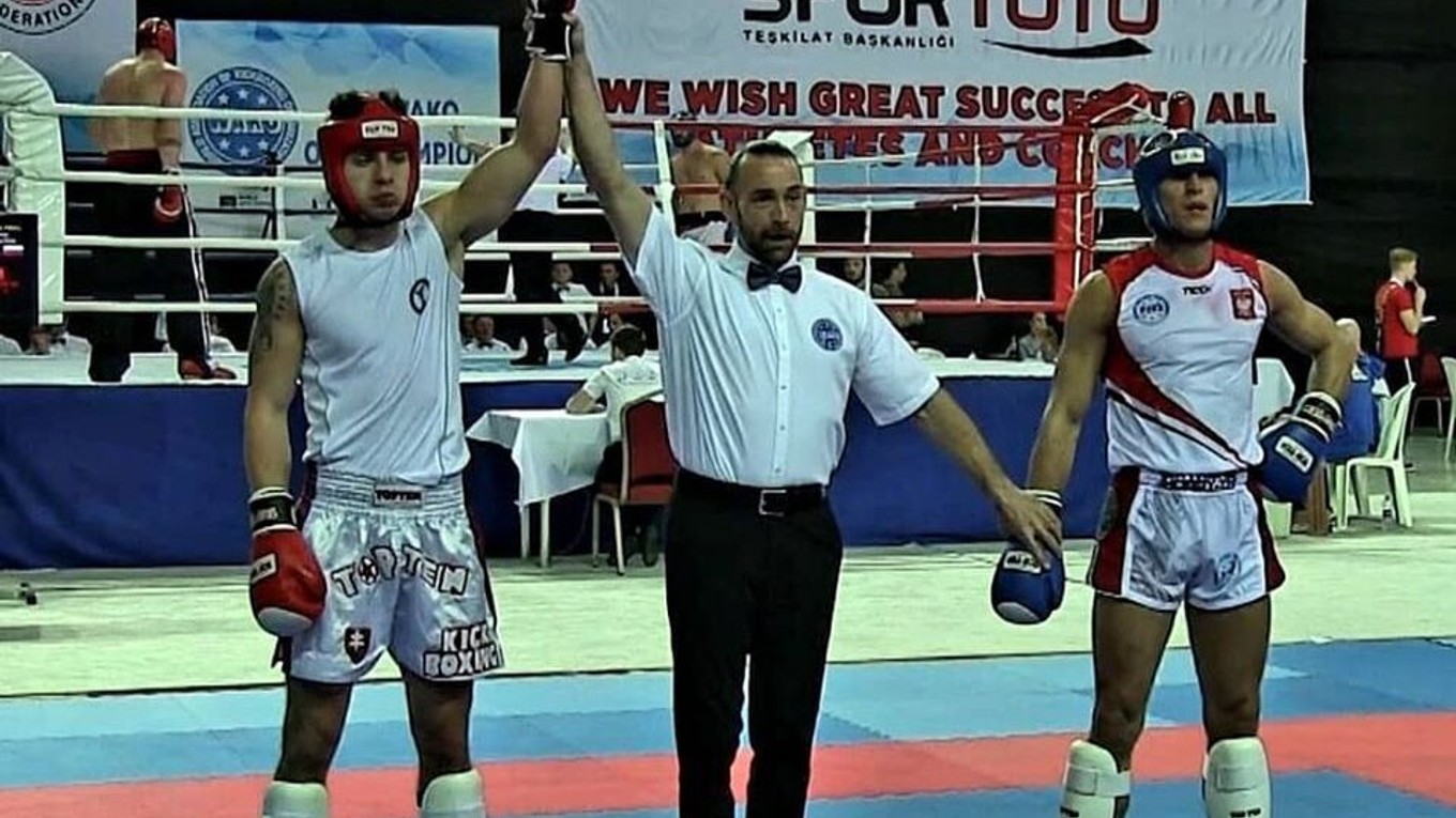 Častý obrázok kickboxerských zápasov. Rozhodca dvíha ruku Mareka Karlíka na znak víťazstva.