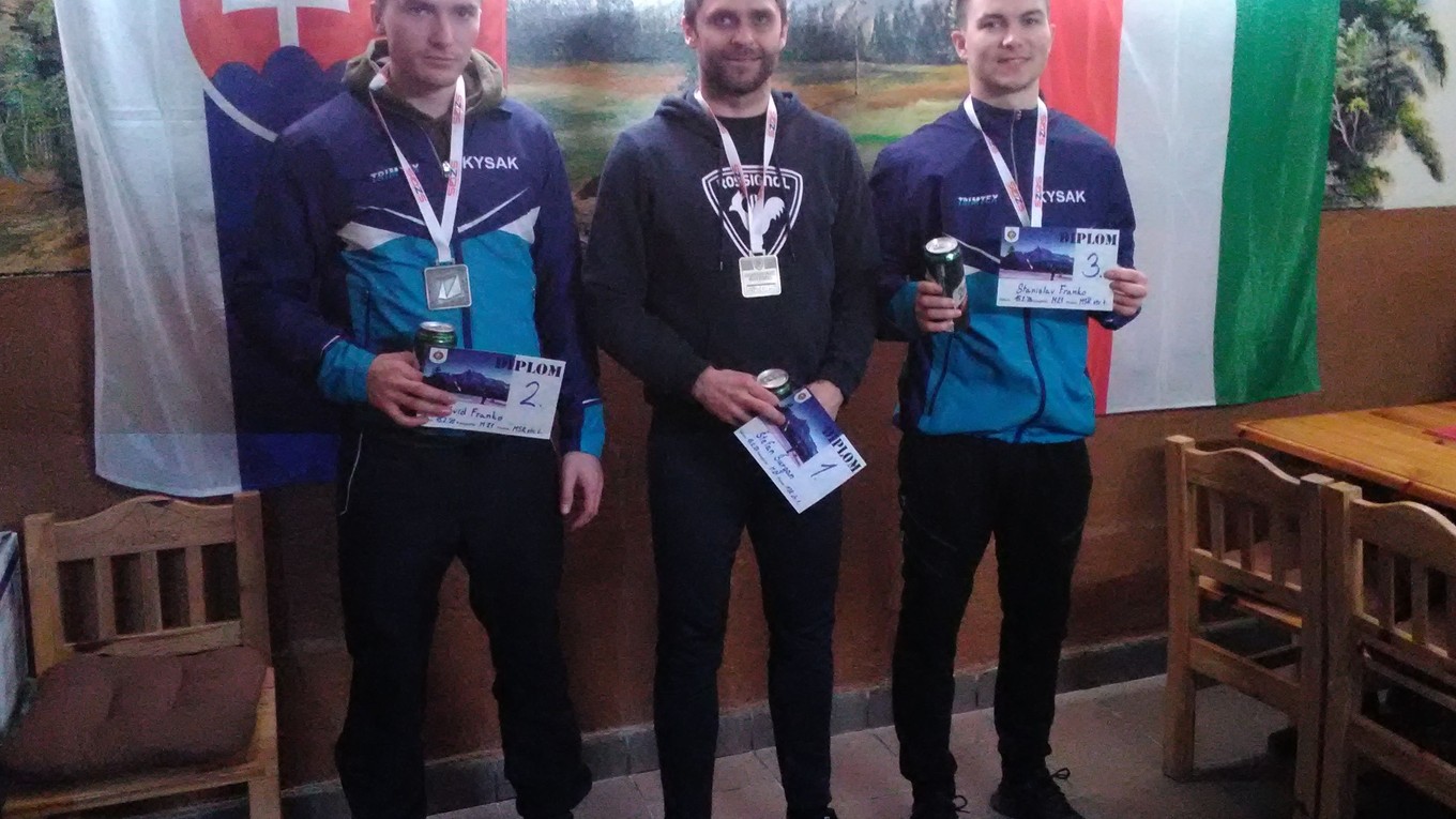 Medailisti v hlavnej kategórii mužov. Zľava druhý D. Franko, prvý Šurgan a tretí S. Franko.
