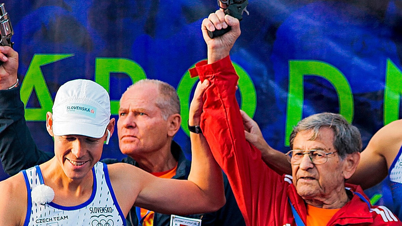 Štefan Hrušovský pred jedným zo svojich štartovaní MMM. Za ruku ho drží olympijský víťaz v chôdzi Matej Tóth.