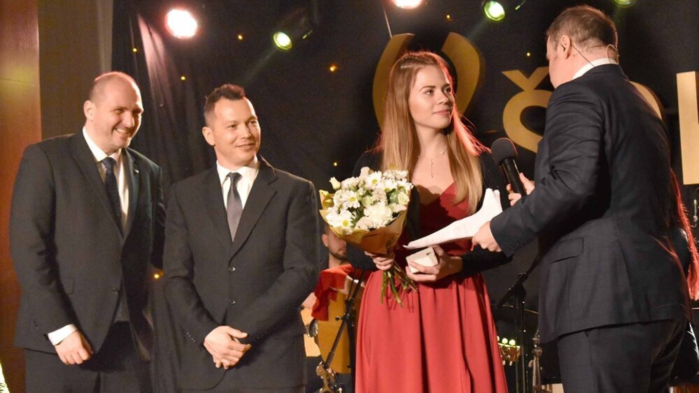 Janka Kurucová si na galavečere ŠOK prevzala sošku za umiestnenie v kategórií TOP 10.