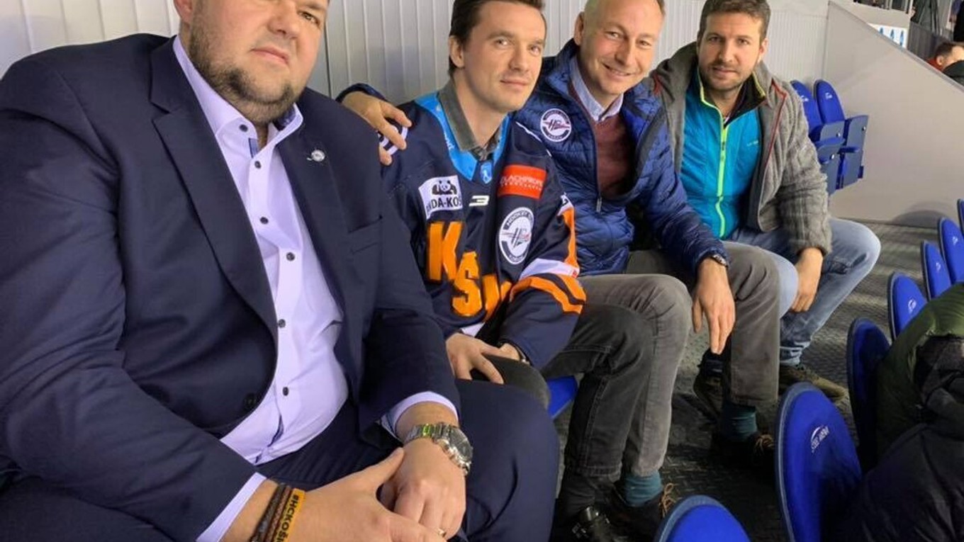 Zľava športový riaditeľ HC Košice J. Šťastný, D. Paršin a prezident HC Július Lang. 