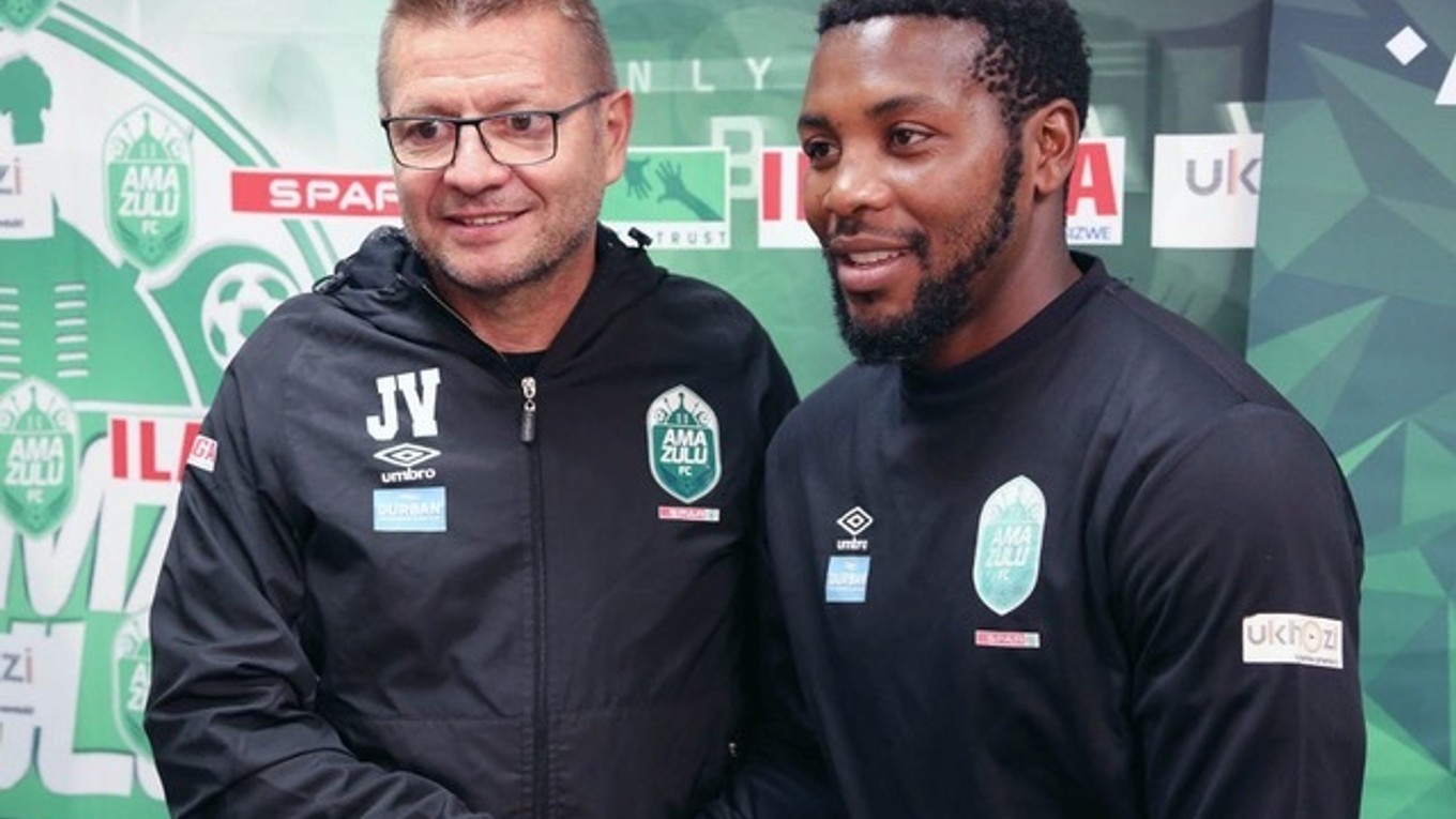 Trénerský tím AmaZulu FC, vľavo Slovák Jozef Vukušič so svojím asistentom. 