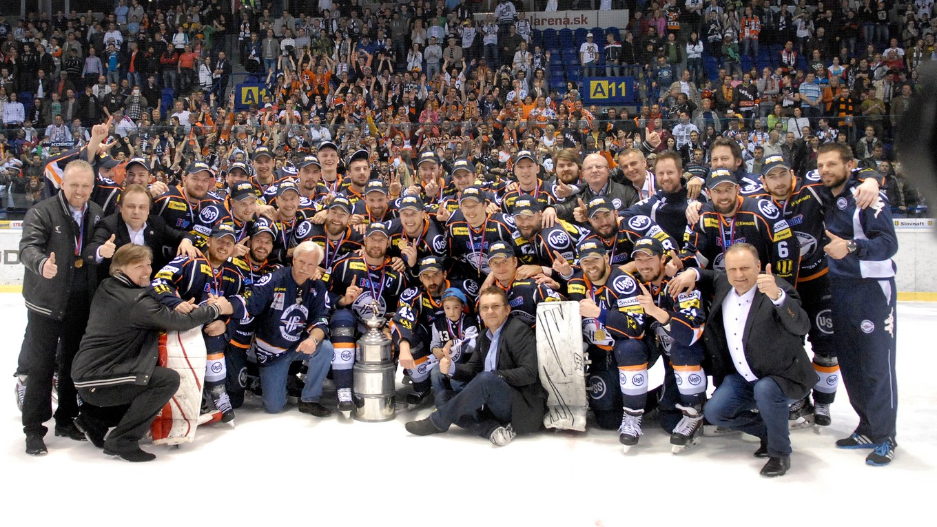 Hokejisti HC Košice oslavujú majstrovský titul po siedmom finálovom zápase s Nitrou.