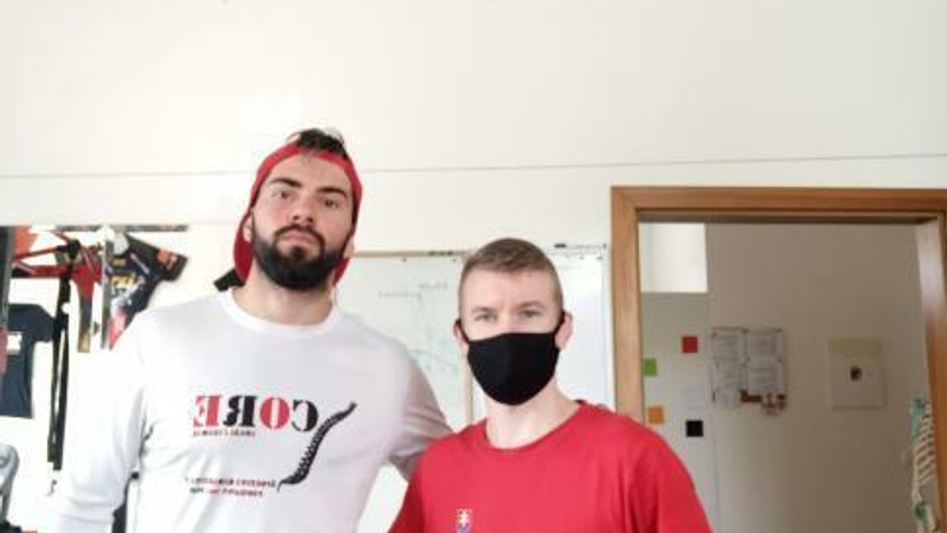 Jozef Urban (vpravo) s fyzioterapeutom Tomášom Kulanom.