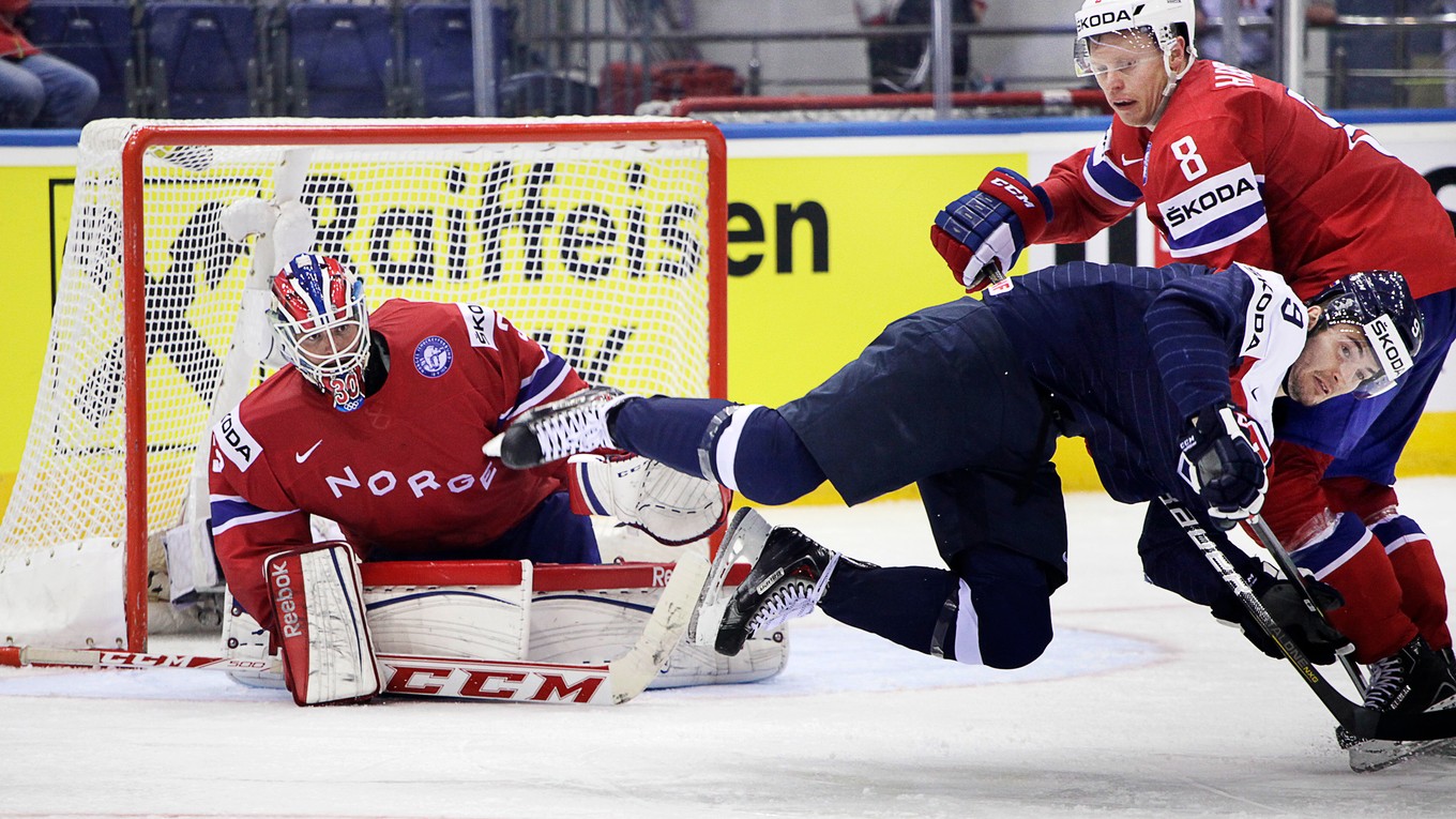 Dávid Skokan v akrobatickej polohe pred brankárom Haugenom. Zo súboja Slovensko - Nórsko (5:2) na MS 2014.
