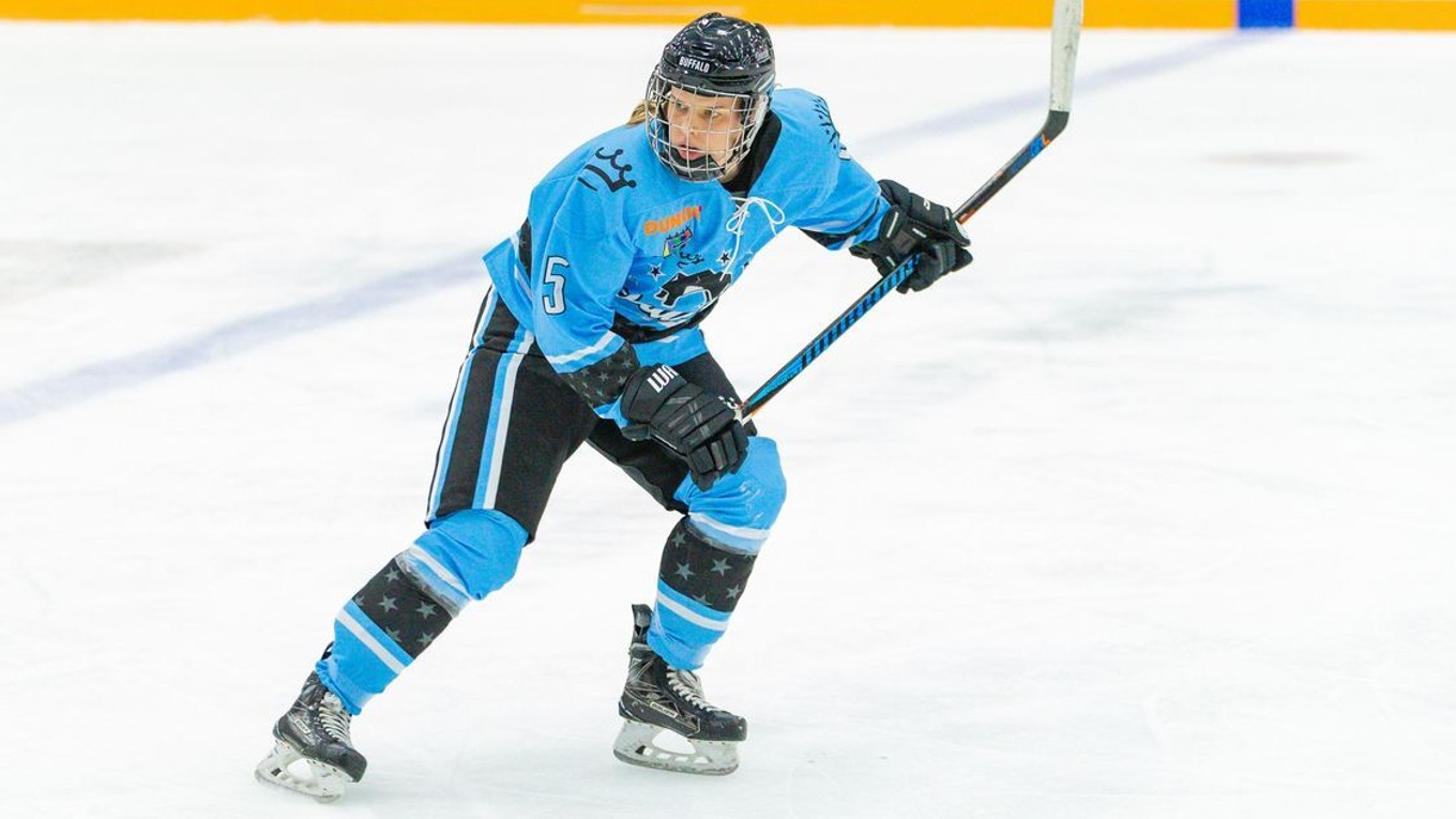 Lenka Čurmová sa stala prvou Slovenkou v história, ktorá bodovala aj skórovala v ženskej NHL.