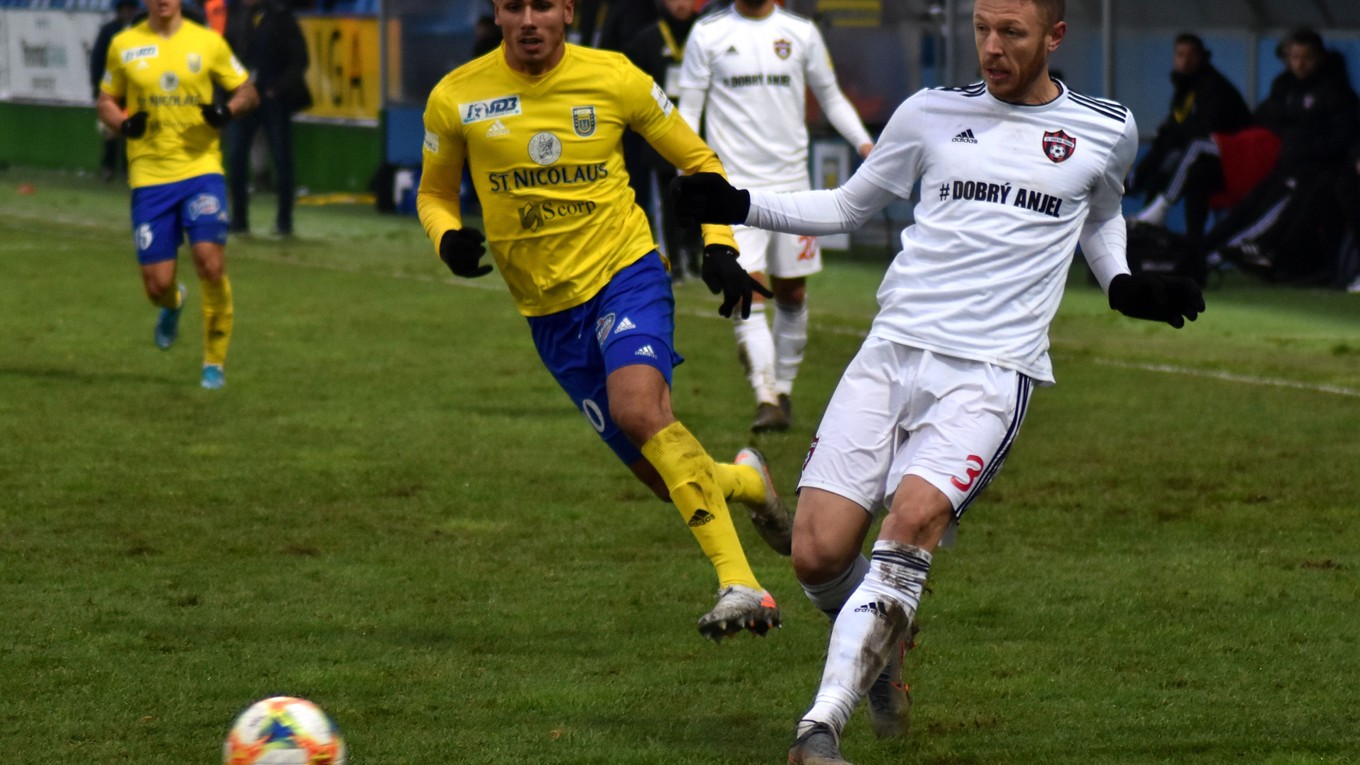 V jeseni Michalovce zdolali doma Trnavu 2:0 aj vďaka gólu Armena Hohannisjana (vľavo).