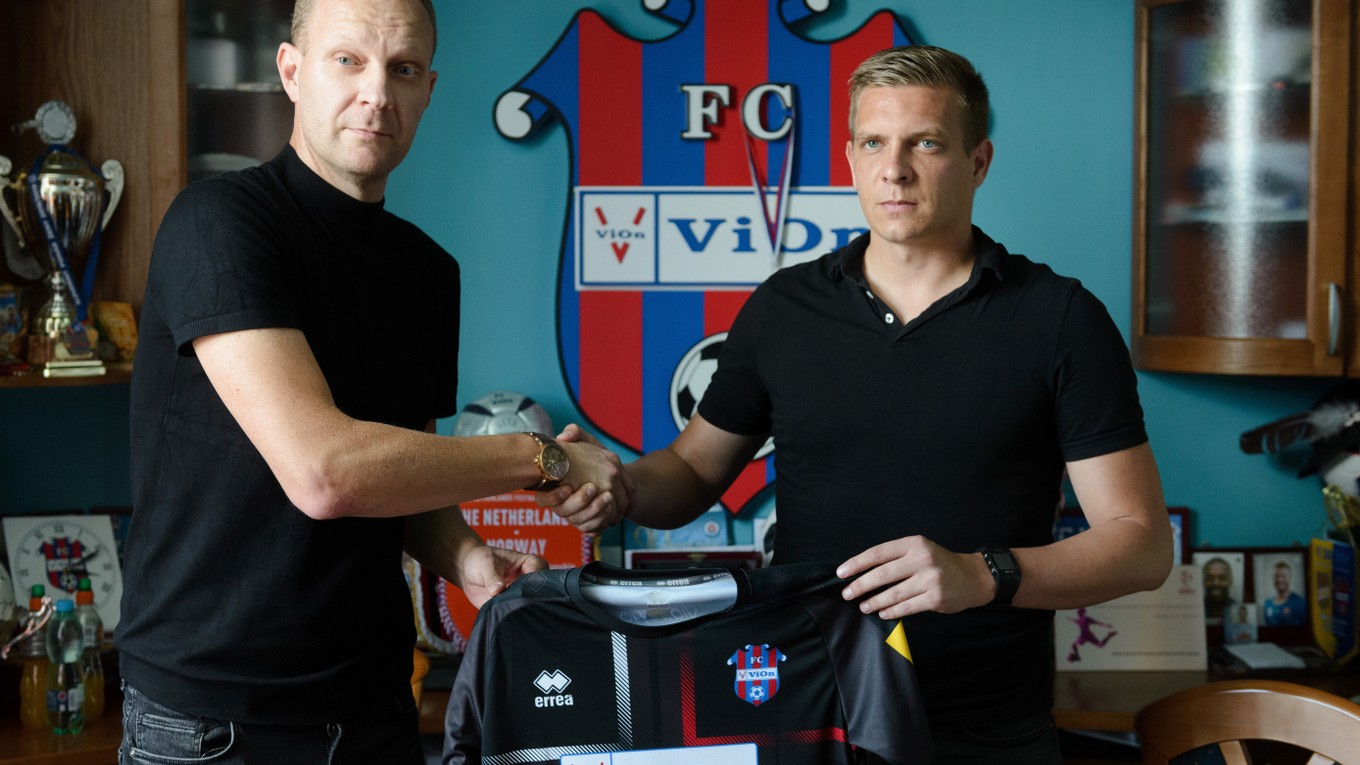 Ľuboš Benkovský (vpravo) s generálnym manažérom FC ViOn Zlaté Moravce Marekom Ondrejkom po spečatení spolupráce.