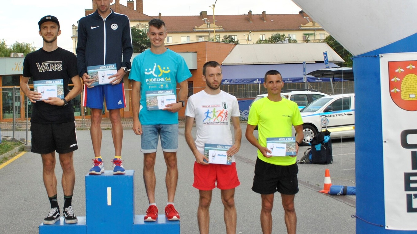 Najlepší muži v kategórii do 39 rokov, druhý zľava celkový víťaz Tibor Sahajda.